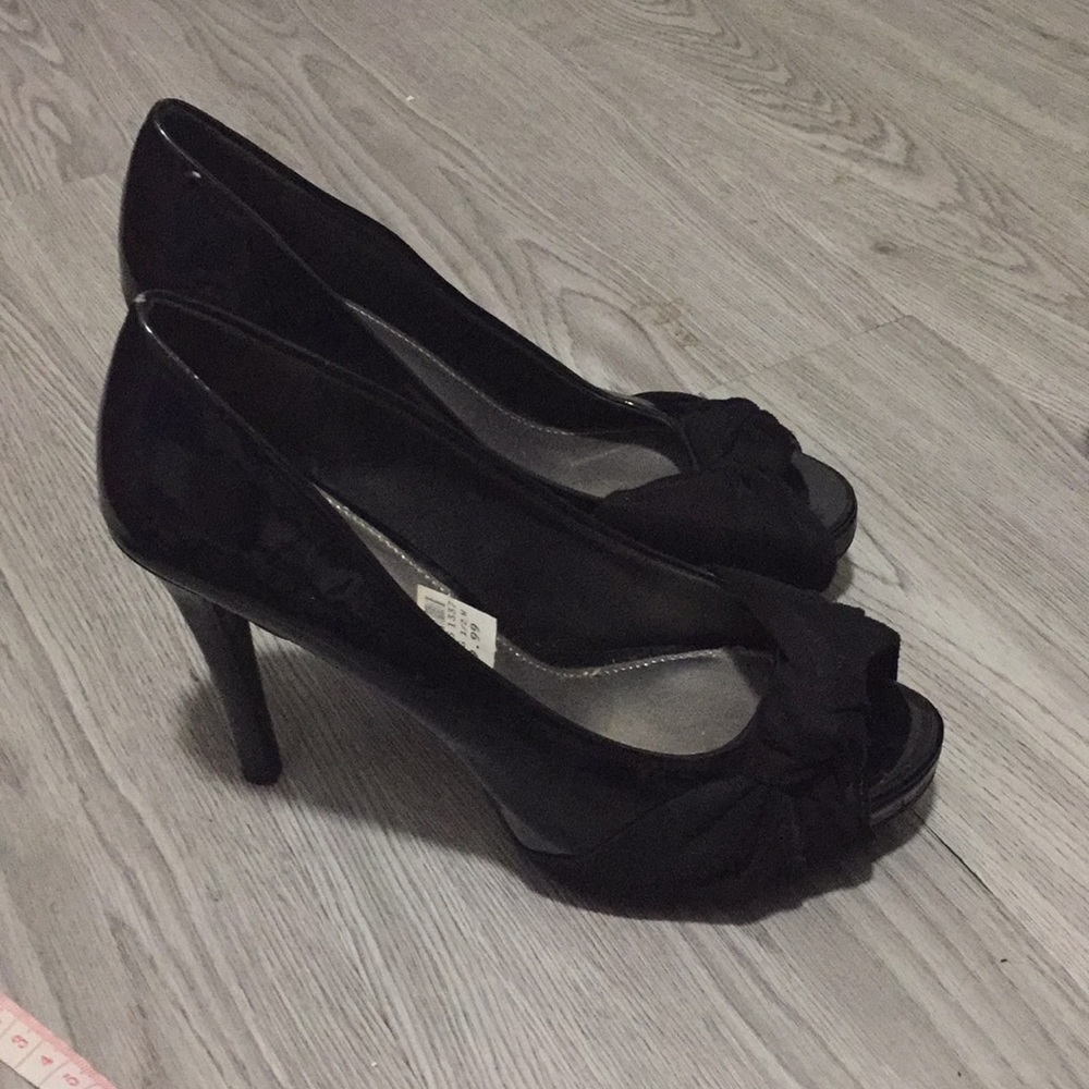 Beautiful shiny open toe heels with a suedes - Picture 3 of 5